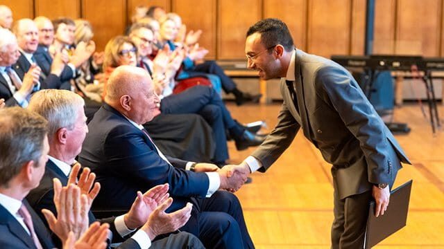 Lutz Raettig erhält die Ehrenplakette der Stadt Frankfurt am Main. Oberbürgermeister Mike Josef würdigt den Banker für sein Engagement für Finanzen und Kultur.