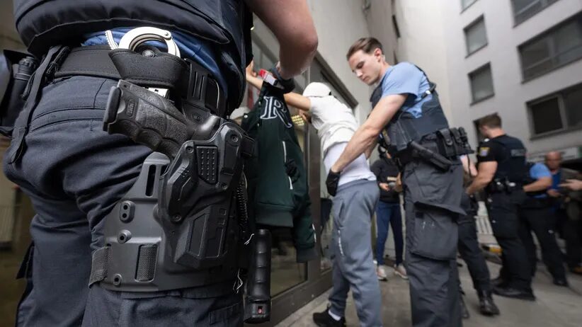 Großkontrolle im Frankfurter Bahnhofsviertel: Stadtpolizei stellt Waffen und Drogen sicher. 85 Personenkontrollen, Haftbefehle vollstreckt und Gewerbe überprüft