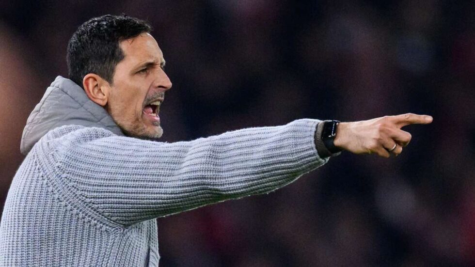Trainerbeben bei Eintracht Frankfurt: Dino Toppmöller ist entlassen. Legende Alexander Meier und U21-Coach Denis Schmitt übernehmen nach 3:3 gegen Bremen interimsmäßig.
