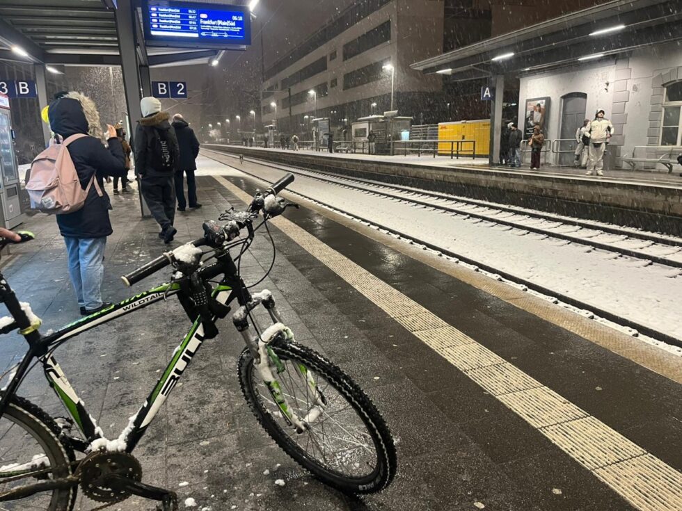 Warnstreik heute in Frankfurt am Main: U-Bahnen und Straßenbahnen fahren am 19.02.2026 nicht. Betroffen sind Stadtteile wie Sachsenhausen, Bornheim, Bockenheim und das Nordend. Alternativen und Richtungen im Überblick.