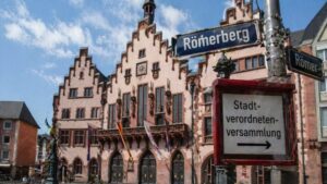 Machtkampf um Frankfurter Dezernate: Wie Gr&uuml;ne und Volt die Personalplanung im R&ouml;mer beeinflussen. Frankfurt als Testlabor f&uuml;r neue politische B&uuml;ndnisse 2026.
