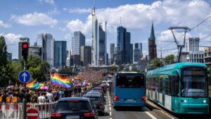 Frankfurt erwartet heute wegen der CSD-Parade und weiterer Demonstrationen erhebliche Verkehrsbehinderungen. Diese Stra&szlig;en, Busse und Stra&szlig;enbahnen sind betroffen.